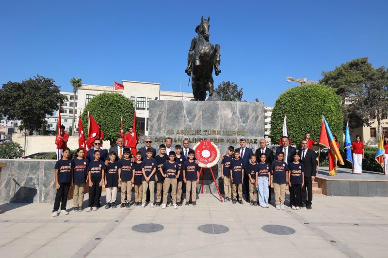 Hatay'da İlköğretim Haftası dolayısıyla Atatürk Anıtı’na çelenk sunuldu