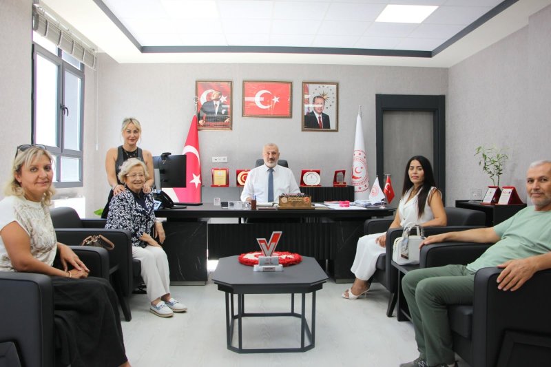Hatay’ın Gül Anne’si İyilik Ödülünü İl Müdürü Yıldırım’a takdim etti 