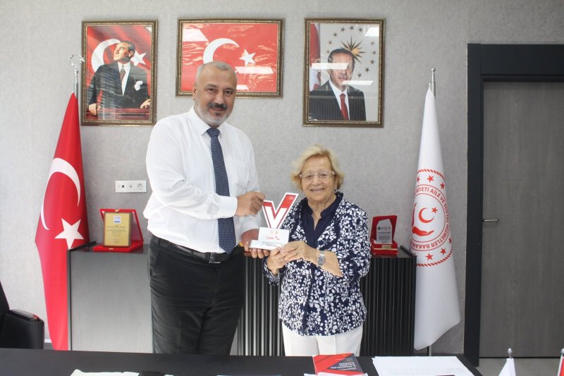 Hatay’ın Gül Anne’si İyilik Ödülünü İl Müdürü Yıldırım’a takdim etti 