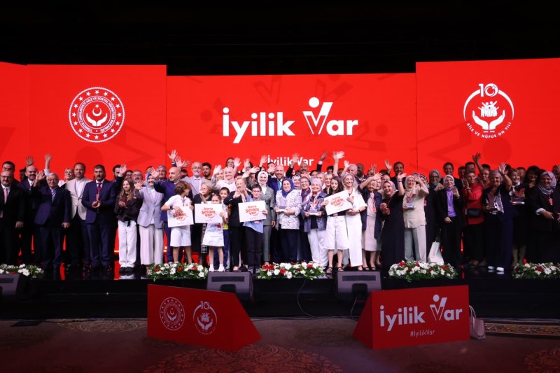 Hatay’ın Gül Anne’si İyilik Ödülünü İl Müdürü Yıldırım’a takdim etti 