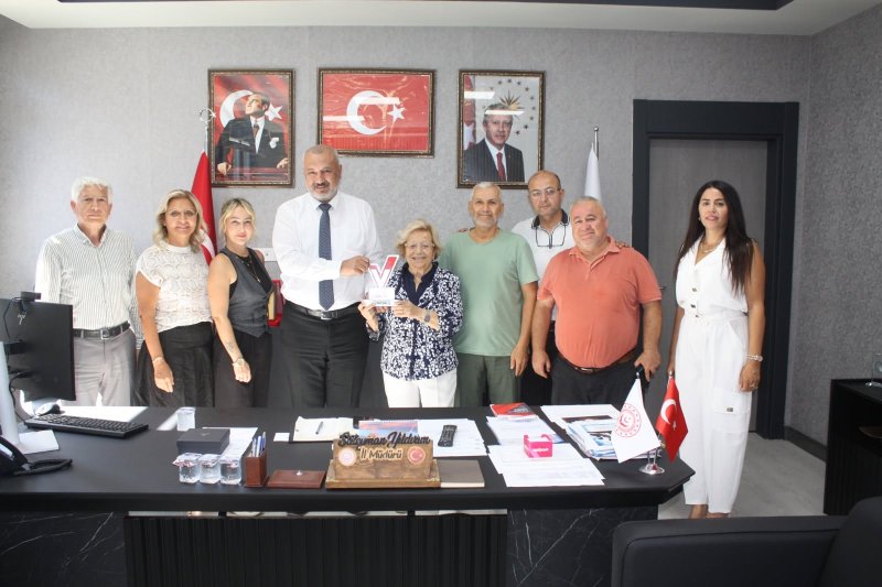 Hatay’ın Gül Anne’si İyilik Ödülünü İl Müdürü Yıldırım’a takdim etti
