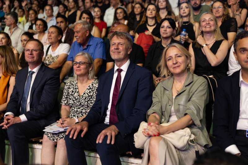 KARSU HATAY’DA BİNLERCE KİŞİYLE AYNI ŞARKILARI SÖYLEDİ