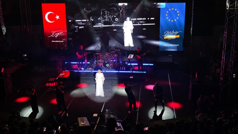 KARSU HATAY’DA BİNLERCE KİŞİYLE AYNI ŞARKILARI SÖYLEDİ