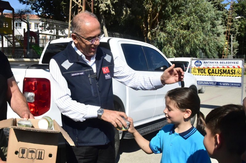 BAŞKAN YAPAR'DAN ÖĞRENCİLERE DONDURMA SÜRPRİZİ