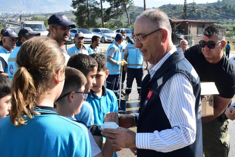 BAŞKAN YAPAR'DAN ÖĞRENCİLERE DONDURMA SÜRPRİZİ