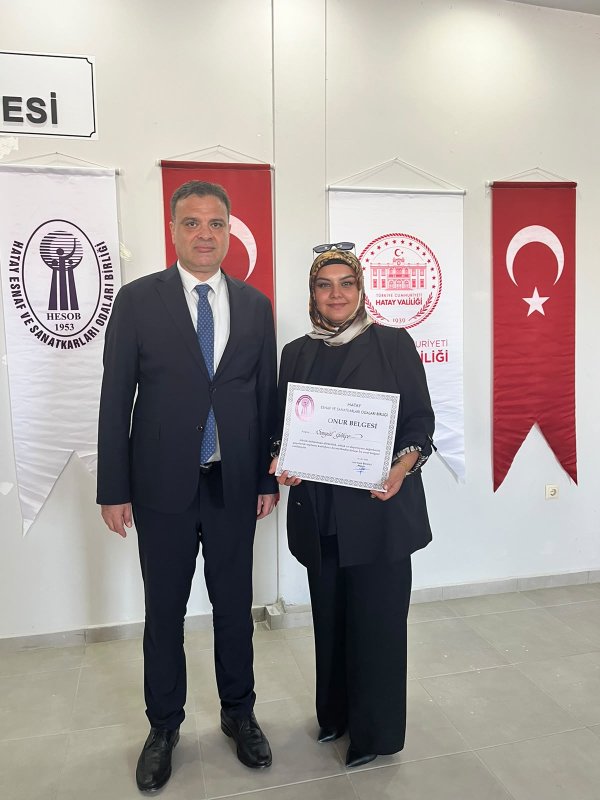 2 fotoğrafı kullan başlık HATAYLI KADIN TAKSİ ŞOFÖRÜNE AHİLİK ONUR ÖDÜLÜ VERİLDİ