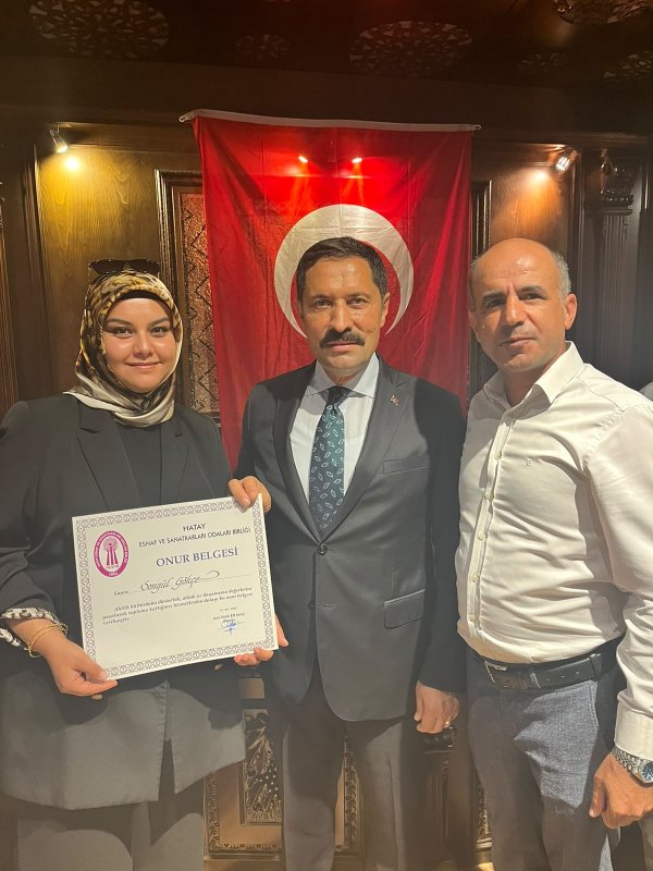 2 fotoğrafı kullan başlık HATAYLI KADIN TAKSİ ŞOFÖRÜNE AHİLİK ONUR ÖDÜLÜ VERİLDİ
