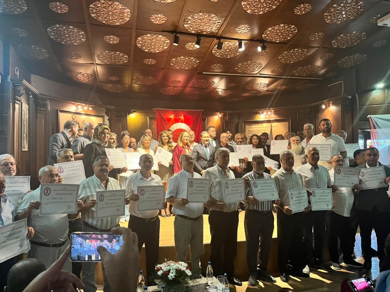 2 fotoğrafı kullan başlık HATAYLI KADIN TAKSİ ŞOFÖRÜNE AHİLİK ONUR ÖDÜLÜ VERİLDİ