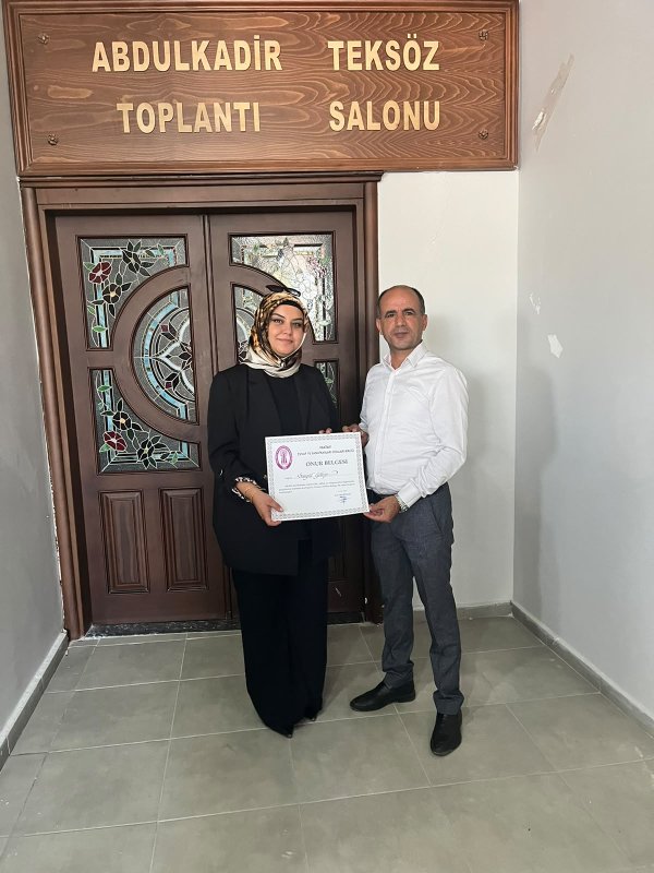 2 fotoğrafı kullan başlık HATAYLI KADIN TAKSİ ŞOFÖRÜNE AHİLİK ONUR ÖDÜLÜ VERİLDİ
