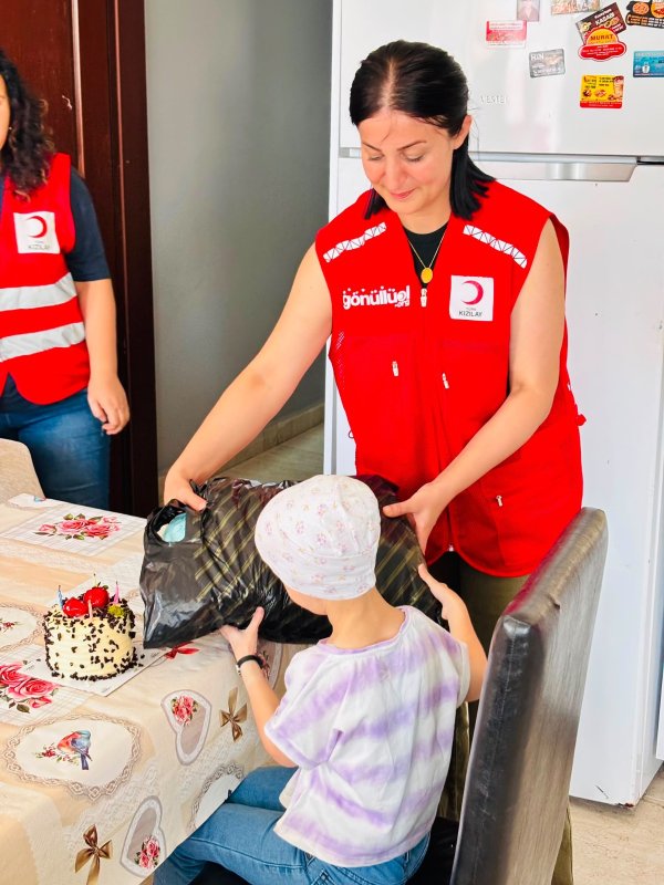 KIZILAY GÖNÜLLÜLERİ MELEK’İN YÜZÜNÜ GÜLDÜRDÜ