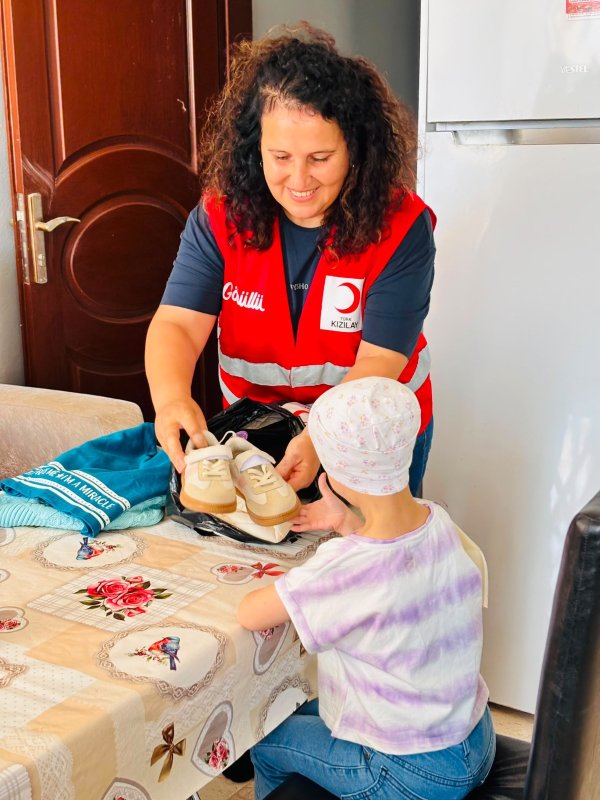 KIZILAY GÖNÜLLÜLERİ MELEK’İN YÜZÜNÜ GÜLDÜRDÜ