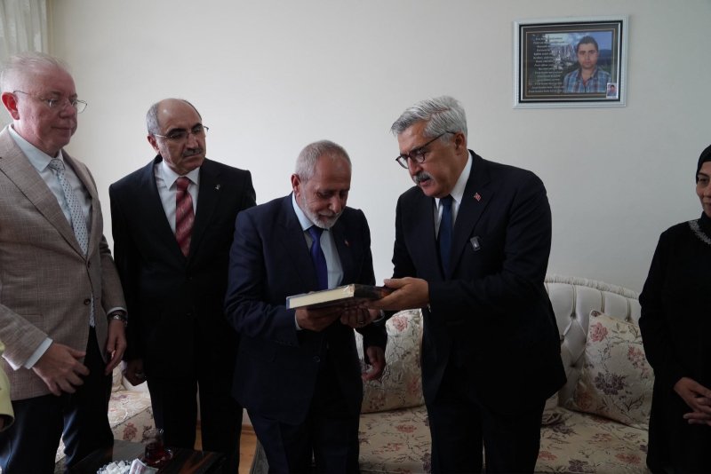 YAYMAN, ŞEHİT FIRAT KIZILKAYA’NIN AİLESİNİ ZİYARET ETTİ