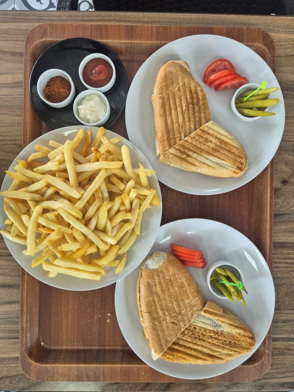 “NOOS KAFE’DE