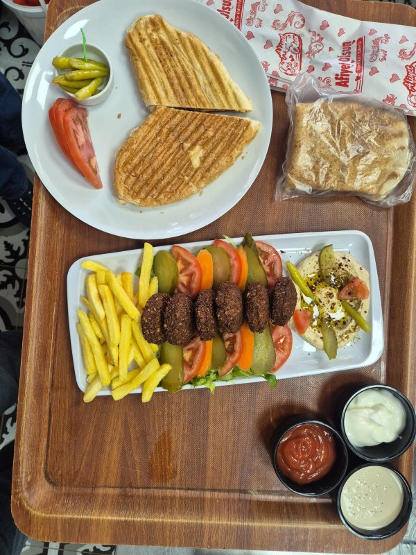 “NOOS KAFE’DE
