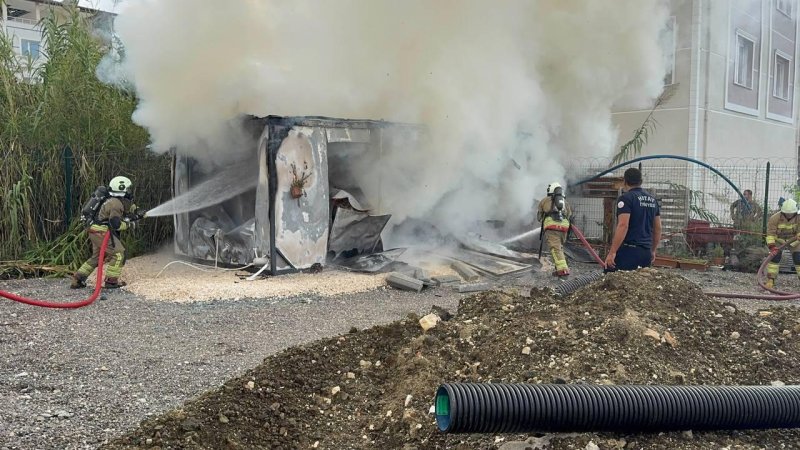 Hatay’da konteyner alevlere teslim oldu 