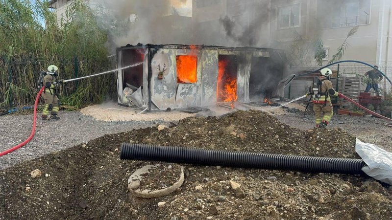 Hatay’da konteyner alevlere teslim oldu