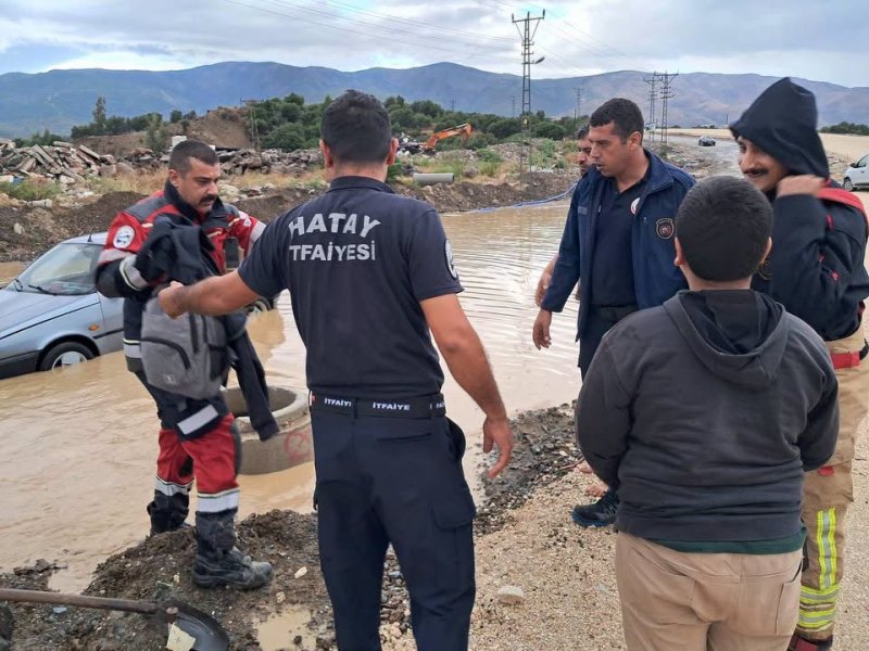 Yağmur sularına gömülen araçtaki öğrenciyi itfaiye ekipleri okula ulaştırdı 