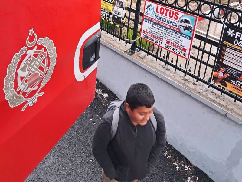 Yağmur sularına gömülen araçtaki öğrenciyi itfaiye ekipleri okula ulaştırdı 