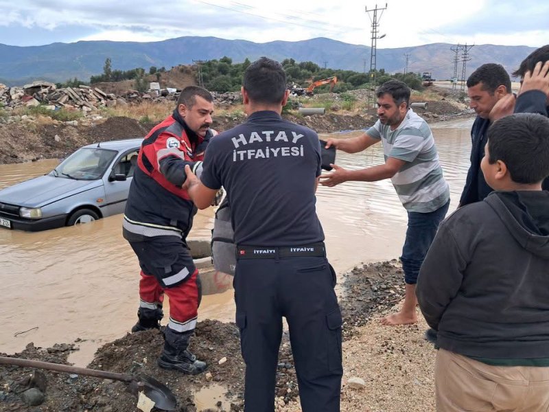 Yağmur sularına gömülen araçtaki öğrenciyi itfaiye ekipleri okula ulaştırdı 