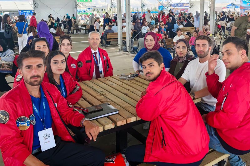HMKÜ REKTÖRÜ EREN, TEKNOFEST’TE ÖĞRENCİLERLE BULUŞTU