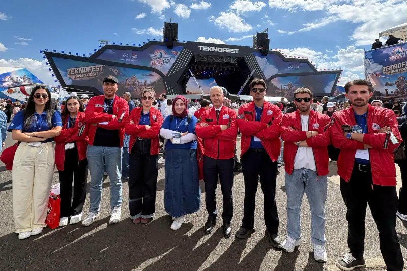 HMKÜ REKTÖRÜ EREN, TEKNOFEST’TE ÖĞRENCİLERLE BULUŞTU