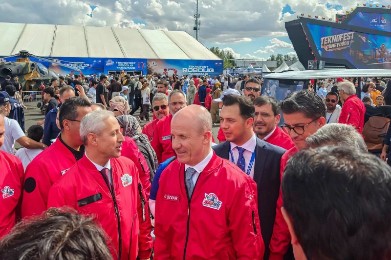 HMKÜ REKTÖRÜ EREN, TEKNOFEST’TE ÖĞRENCİLERLE BULUŞTU