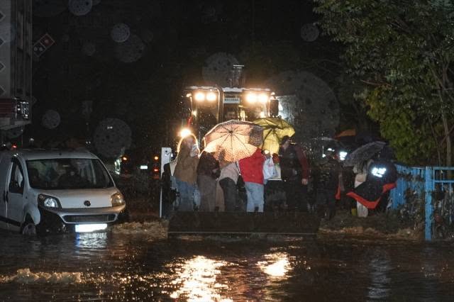 AK Parti Genel Başkan Yardımcısı ve Hatay Milletvekili Hüseyin Yayman, İstanbul’da etkili olan yoğun yağış ve su baskınlarından etkilenen vatandaşlara geçmiş olsun dileklerini iletti.