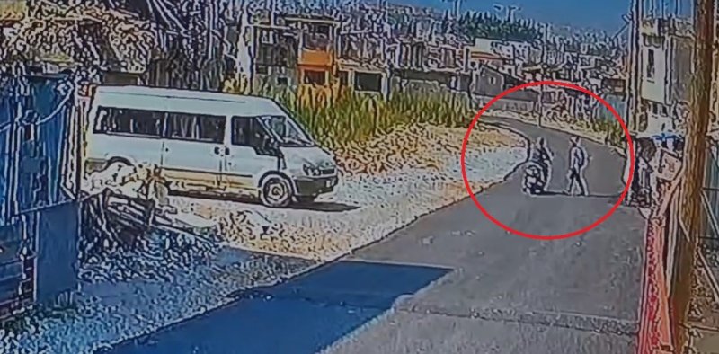Motosikletiyle işe giderken yolu kesilerek sopayla dövüldü: O anlar kamerada