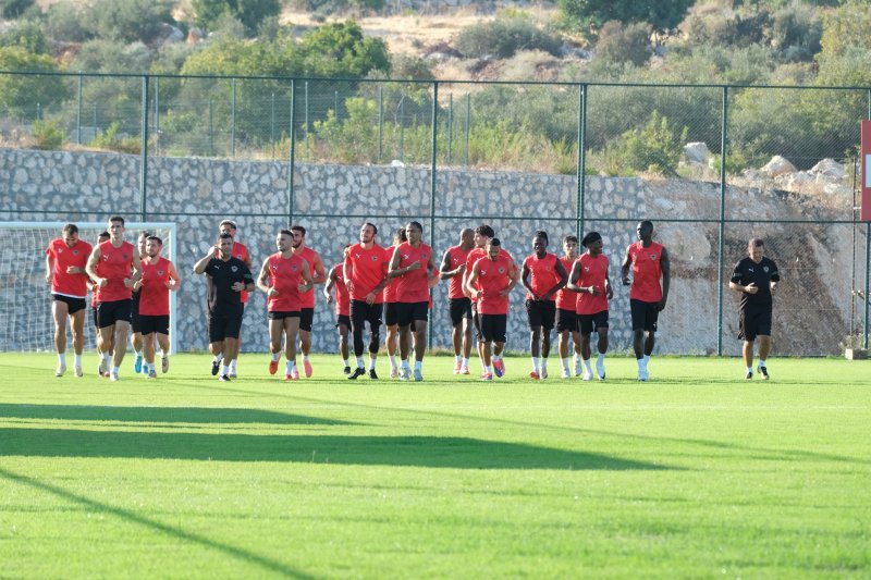 Hatayspor, Teknik Direktör Rıza Çalımbay yönetiminde ilk antrenmanını gerçekleştirdi