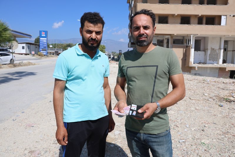 İyilik yap, iyilik bul sözü gerçek oldu: İçi para dolu cüzdanı sahibine teslim etti