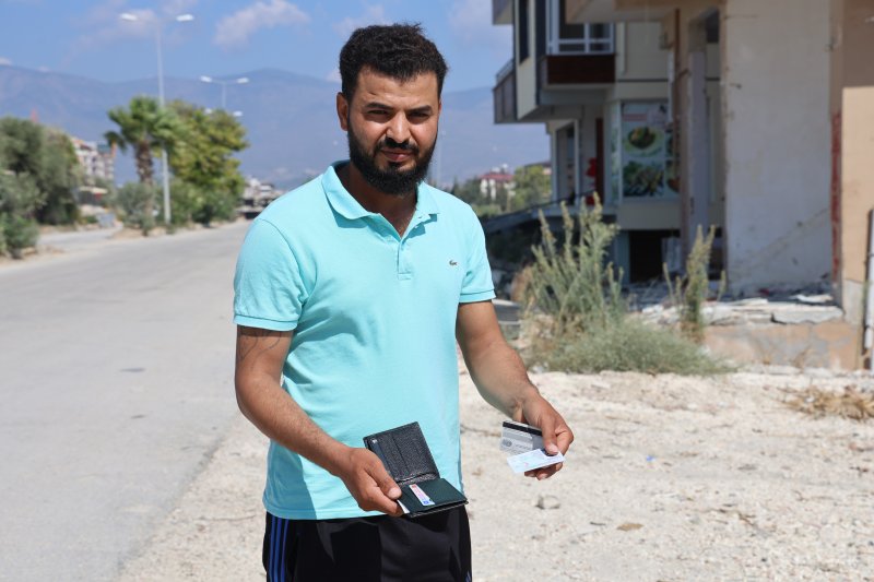 İyilik yap, iyilik bul sözü gerçek oldu: İçi para dolu cüzdanı sahibine teslim etti