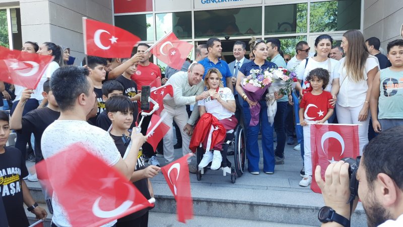 HATAY (İHA) - Hataylı Paralimpik olimpiyat şampiyonu halterci Nazmiye Muratlı, memleketi Dörtyol'da coşkuyla karşılandı.