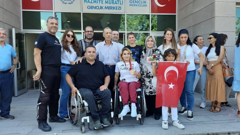 HATAY (İHA) - Hataylı Paralimpik olimpiyat şampiyonu halterci Nazmiye Muratlı, memleketi Dörtyol'da coşkuyla karşılandı.