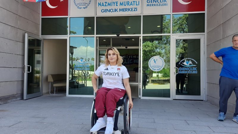 HATAY (İHA) - Hataylı Paralimpik olimpiyat şampiyonu halterci Nazmiye Muratlı, memleketi Dörtyol'da coşkuyla karşılandı.