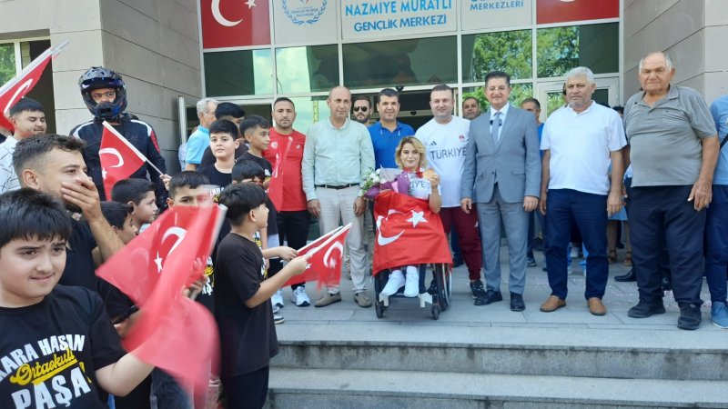 HATAY (İHA) - Hataylı Paralimpik olimpiyat şampiyonu halterci Nazmiye Muratlı, memleketi Dörtyol'da coşkuyla karşılandı.