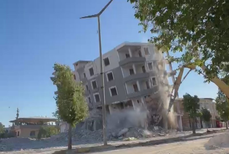 HATAY (İHA) - Hatay'ın Hassa ilçesinde 6 katlı iş merkezinin iş makinesinin darbesiyle kontrollü olarak yıkıldığı anlar kameraya yansıdı.