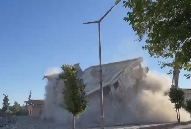 HATAY (İHA) - Hatay'ın Hassa ilçesinde 6 katlı iş merkezinin iş makinesinin darbesiyle kontrollü olarak yıkıldığı anlar kameraya yansıdı.