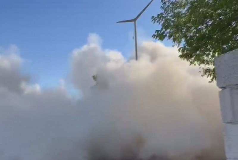 HATAY (İHA) - Hatay'ın Hassa ilçesinde 6 katlı iş merkezinin iş makinesinin darbesiyle kontrollü olarak yıkıldığı anlar kameraya yansıdı.