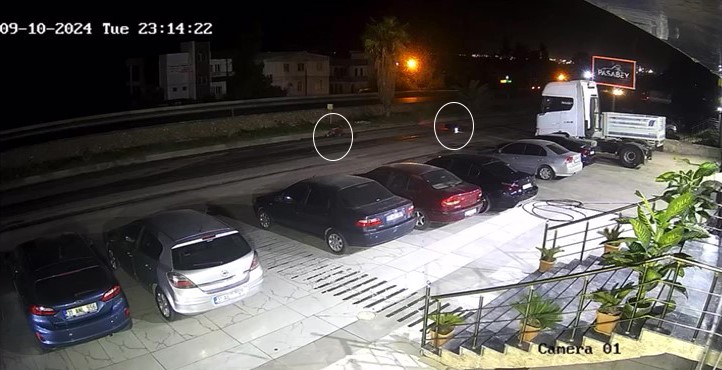 Pes dedirten görüntü; önlerinde metrelerce savrulan motosikletliyi adeta görmezden geldiler