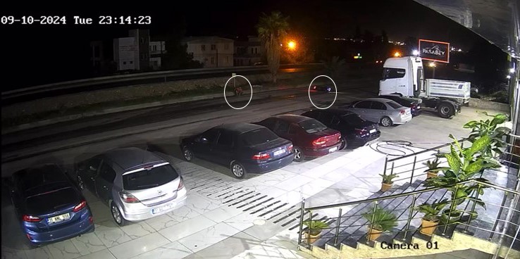 Pes dedirten görüntü; önlerinde metrelerce savrulan motosikletliyi adeta görmezden geldiler