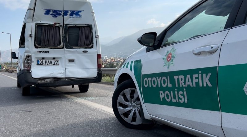 İşçi servisi tankerle çarpıştı: 11 yaralı HATAY (İHA) - Hatay’da işçi servisiyle akaryakıt tankerinin çarpıştığı kaza 11 işçi hafif şekilde yaralandı. Edinilen bilgilere göre kaza; Hatay-Adana otoyolu İskenderun ilçesi mevkisinde yaşandı. Ford marka 31 PAG 77 plakalı M.G. idaresindeki işçi servisi, aynı istikamette ilerleyen 31 SB 119 plakalı akaryakıt tankeriyle çarpıştı. Kazada; serviste bulunan 15 işçiden 11’i hafif şekilde yaralandı. Yaralı işçiler ambulansla hastaneye kaldırılırken polis ekipleri kazayla ilgili inceleme başlattı.