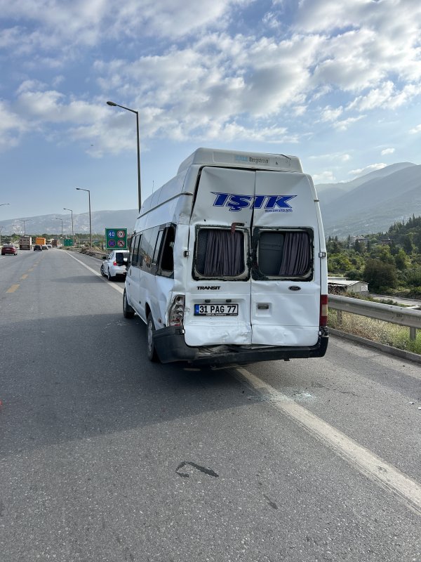 İşçi servisi tankerle çarpıştı: 11 yaralı HATAY (İHA) - Hatay’da işçi servisiyle akaryakıt tankerinin çarpıştığı kaza 11 işçi hafif şekilde yaralandı. Edinilen bilgilere göre kaza; Hatay-Adana otoyolu İskenderun ilçesi mevkisinde yaşandı. Ford marka 31 PAG 77 plakalı M.G. idaresindeki işçi servisi, aynı istikamette ilerleyen 31 SB 119 plakalı akaryakıt tankeriyle çarpıştı. Kazada; serviste bulunan 15 işçiden 11’i hafif şekilde yaralandı. Yaralı işçiler ambulansla hastaneye kaldırılırken polis ekipleri kazayla ilgili inceleme başlattı.