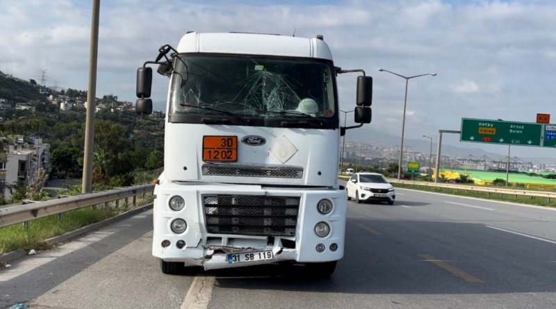 İşçi servisi tankerle çarpıştı: 11 yaralı HATAY (İHA) - Hatay’da işçi servisiyle akaryakıt tankerinin çarpıştığı kaza 11 işçi hafif şekilde yaralandı. Edinilen bilgilere göre kaza; Hatay-Adana otoyolu İskenderun ilçesi mevkisinde yaşandı. Ford marka 31 PAG 77 plakalı M.G. idaresindeki işçi servisi, aynı istikamette ilerleyen 31 SB 119 plakalı akaryakıt tankeriyle çarpıştı. Kazada; serviste bulunan 15 işçiden 11’i hafif şekilde yaralandı. Yaralı işçiler ambulansla hastaneye kaldırılırken polis ekipleri kazayla ilgili inceleme başlattı.