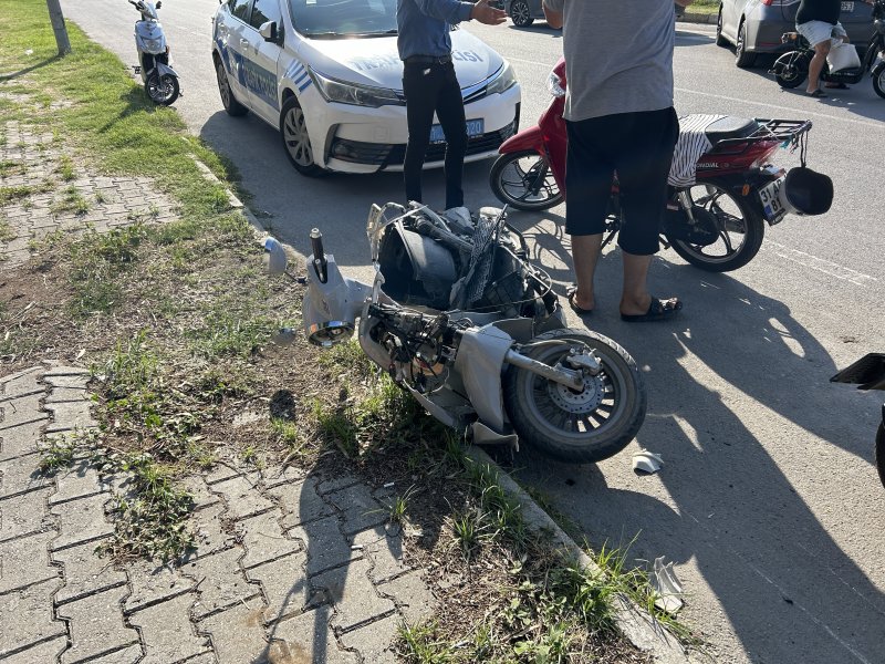  Otomobille çarpışan motosikletteki 2’si çocuk 3 kişi yaralandı