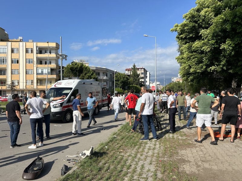  Otomobille çarpışan motosikletteki 2’si çocuk 3 kişi yaralandı