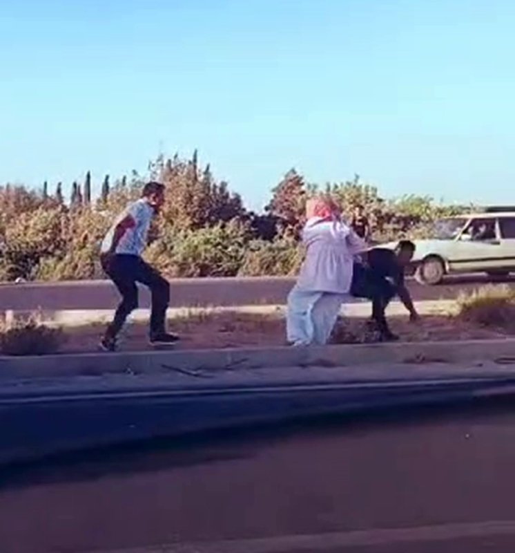 Trafikte korku dolu anlar: Otobüs şoförü, otomobil sürücüsüne bıçakla saldırdı