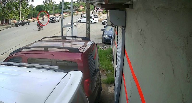 Aniden yola çıkan araç motosiklet sürücüsünün yaralanmasına neden oldu