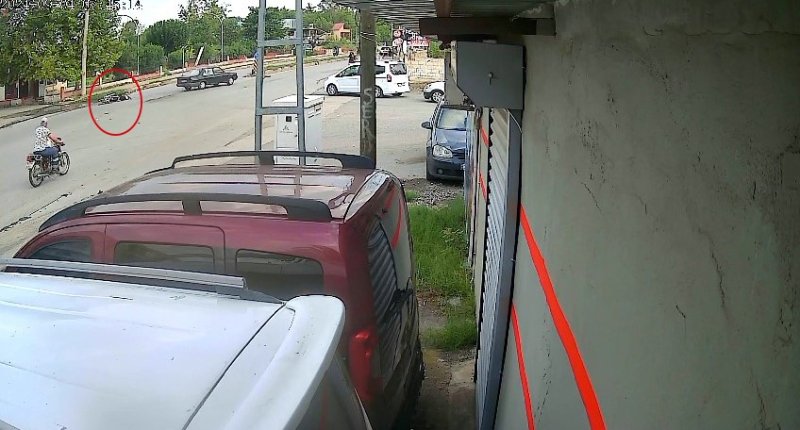 Aniden yola çıkan araç motosiklet sürücüsünün yaralanmasına neden oldu