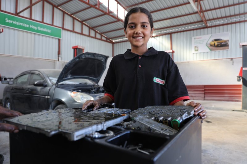 Oto tamirhanesinin 13 yaşındaki Nehir ustası, yılların ustalarına taş çıkarıyor
