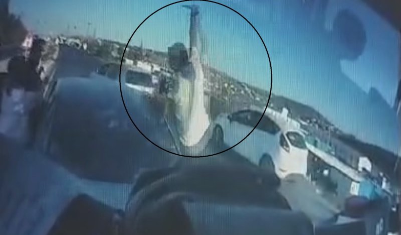 Trafikte korku dolu anların yaşandığı kavga, 'sinyal' tartışmasından çıkmış (Fotoğraflı) HATAY (İHA) - Hatay'da otobüs şoförü ve otomobil sürücüsü arasında yaşanan kavganın araç içi kamerası görüntülerinde kavganın sinyal vermemeden dolayı yaşandığı ortaya çıktı. Görüntülerde; otomobil sürücüsünün, otobüsün önünü kestiği, şoföre küfrederek hakarette bulunduğu anlar ve bıçaklı saldırı anı kameraya yansıdı. Antakya - Reyhanlı yolu Narlıca Mahallesi mevkiinde yaşanan olayda trafikte seyir halindeki otobüsün şoförüyle, başka bir aracın sürücüsü arasında başlayan tartışmada korku dolu anlar yaşanmıştı. Kısa sürede kavgaya dönüşen ve küfürlerin havada uçuştuğu tartışmada otobüs şoförü, araç sürücüsüne bıçak çekmiş ve kavgayı çevredeki vatandaşlar ayırmıştı. Otobüsün ortaya çıkan araç içi kamera görüntüleri ise olayı gözler önüne serdi. Görüntülerde; otomobil sürücüsünün otobüsün önünü kestiği ve küfrederek sinyal vermediği için otobüs şoförüne saldırdığı anlar anbean kameraya yansıdı. Tarafların yaralanmadığı ve birbirinden şikayetçi olmadığı kavgadan ötürü Antakya Özel Halk Otobüsleri Kooperatifi’nin otobüs şoförünün işine son verdiği öğrenildi.